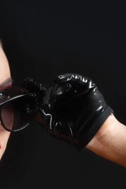 Maison Catanzaro - Molly Vinyl Gloves - Black -Exquisites Dessous-Geschäft CATANZARO MOLLY GANTS BLACK 4 1280x1280