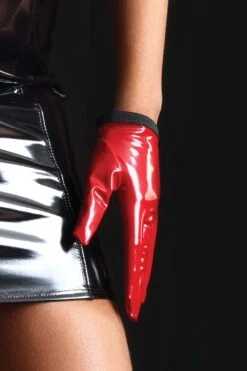 Maison Catanzaro - Molly Vinyl Gloves - Red -Exquisites Dessous-Geschäft CATANZARO MOLLY GANTS RED 1 1280x1280