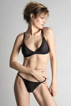 Maison Close - Bande à Part Thong - Black -Exquisites Dessous-Geschäft MAISON CLOSE BANDE A PART STRING 5oAP9nYcDKsQc3 1280x1280