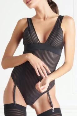 Maison Close - Bande à Part V Thong Body - Black -Exquisites Dessous-Geschäft MAISON CLOSE BANDE A PART TRIANGEL BODY STRING 4 1280x1280