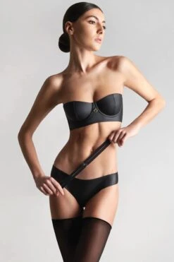 Maison Close - Chambre Noire Bustier Bra - Wetlook Black -Exquisites Dessous-Geschäft MAISON CLOSE CHAMBRE NOIR BUSTIER SCHWARZ 12 1280x1280