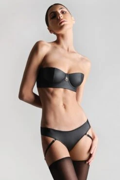 Maison Close - Chambre Noire Strappy Thong - Wetlook Black -Exquisites Dessous-Geschäft MAISON CLOSE CHAMBRE NOIRE STRING SCHWARZ 4 1280x1280