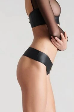 Maison Close - Chambre Noire Tanga - Wetlook Black -Exquisites Dessous-Geschäft MAISON CLOSE CHAMBRE NOIRE TANGA 5 1280x1280