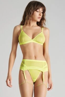 Maison Close - Corps A Corps Neon Triangle Bra - Yellow/Gold 11 Maison Close - Corps A Corps Neon Triangle Bra - Yellow/Gold -Exquisites Dessous-Geschäft MAISON CLOSE CORPS A CORPS NEON TRIANGEL BH YELLOW 8 1280x1280