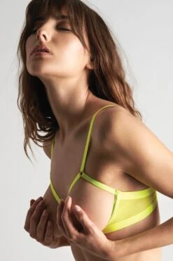 Maison Close - Corps A Corps Neon Open Bra - Yellow/Gold 14 Maison Close - Corps A Corps Neon Open Bra - Yellow/Gold -Exquisites Dessous-Geschäft MAISON CLOSE CORPS A CORPS YELLOW NEON OUVERT BRA 6 1280x1280