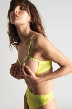 Maison Close - Corps A Corps Neon Open Bra - Yellow/Gold 20 Maison Close - Corps A Corps Neon Open Bra - Yellow/Gold -Exquisites Dessous-Geschäft MAISON CLOSE CORPS A CORPS YELLOW NEON OUVERT BRA 9 1280x1280