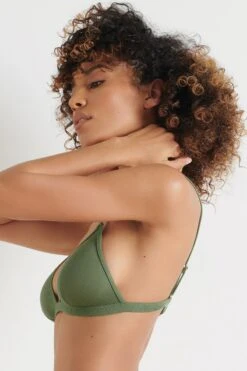 Maison Close - La Femme Amazone Triangle Bra - Kaki -Exquisites Dessous-Geschäft MAISON CLOSE LA FEMME AMAZONE TRIANGLE BH KAKI 3 1280x1280