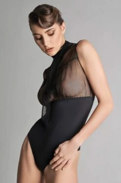 Maison Close - Madame Reve Thong Body - Black -Exquisites Dessous-Geschäft MAISON CLOSE MADAME REVE STRINGBODY BLACK 4 1280x1280