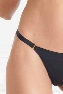 Maison Close - Tapage Nocturne Mini String - Black -Exquisites Dessous-Geschäft MAISON CLOSE TAPAGE NOCTURNE MINI STRING 9 1280x1280