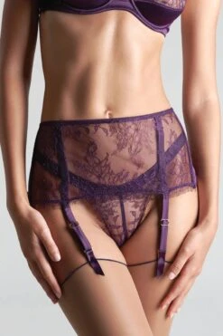 Maison Close - Villa Satine Suspender Belt - Violet -Exquisites Dessous-Geschäft MAISON CLOSE VILLA SATINE STRAPSGUERTEL PURPLE 1 1280x1280