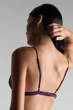 Maison Close - Villa Satine Triangle Bra - Violet -Exquisites Dessous-Geschäft MAISON CLOSE VILLA SATINE TRIANGEL BH PURPLE 11 1280x1280