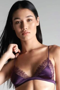 Maison Close - Villa Satine Triangle Bra - Violet -Exquisites Dessous-Geschäft MAISON CLOSE VILLA SATINE TRIANGEL BH PURPLE 5 1280x1280