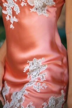 Marjolaine - Claire Silk Negligee - Apricot -Exquisites Dessous-Geschäft MARJOLAINE PEARL COMBINETTE 3PEA0103 PECHE NATUREL 2 1280x1280