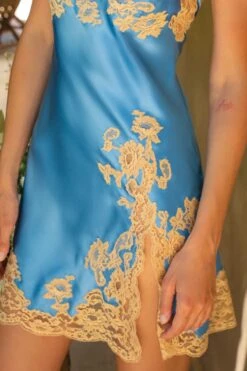 Marjolaine - Silk Slip Dress - 3MAR0105-4465 -Exquisites Dessous-Geschäft MARJOLAINE SEIDE NEGLIGEE 3MAR0105 4465 BLEUET NUDE 3 1280x1280