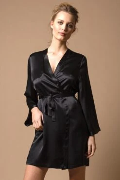 Marjolaine - Soie Unie Laser Silk Kimono - Black -Exquisites Dessous-Geschäft MARJOLAINE SOIE UNIE KIMONO BLACK 1 1280x1280