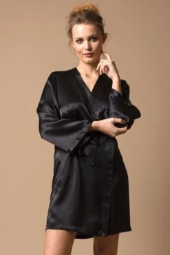Marjolaine - Soie Unie Laser Silk Kimono - Black -Exquisites Dessous-Geschäft MARJOLAINE SOIE UNIE KIMONO BLACK 2 1280x1280