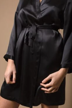 Marjolaine - Soie Unie Laser Silk Kimono - Black -Exquisites Dessous-Geschäft MARJOLAINE SOIE UNIE KIMONO BLACK 6 1280x1280