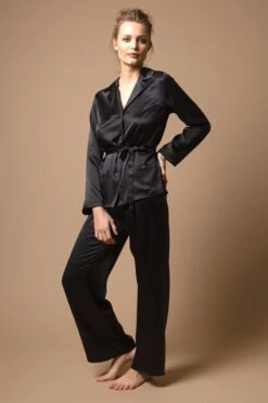 Marjolaine - Soie Unie Silk Pajama Set - Black -Exquisites Dessous-Geschäft MARJOLAINE SOIE UNIE PYJAMA BLACK 1 1280x1280