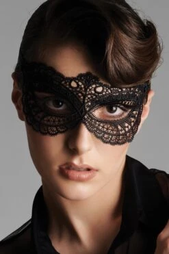 Maison Close - Les Romantiques Mask - Black -Exquisites Dessous-Geschäft Maison Close Mask Le Ravissant 2 1280x1280