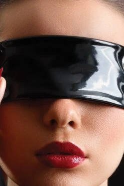 Maison Catanzaro - Vinyl Blindfold - Black 7 Maison Catanzaro - Vinyl Blindfold - Black -Exquisites Dessous-Geschäft PATRICE CATANZARO BANDEAU EN VINYLE SCHWARZ 2 1280x1280